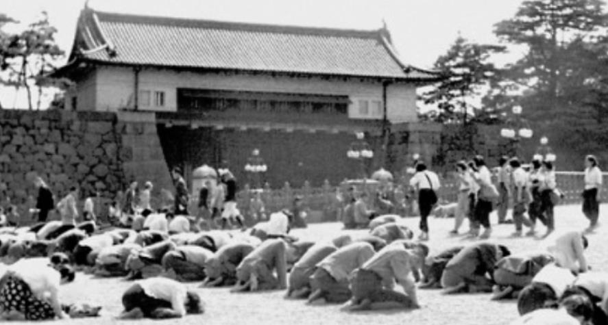 罕见老照片,日本政府宣布投降后,许多日本民众跪地痛哭