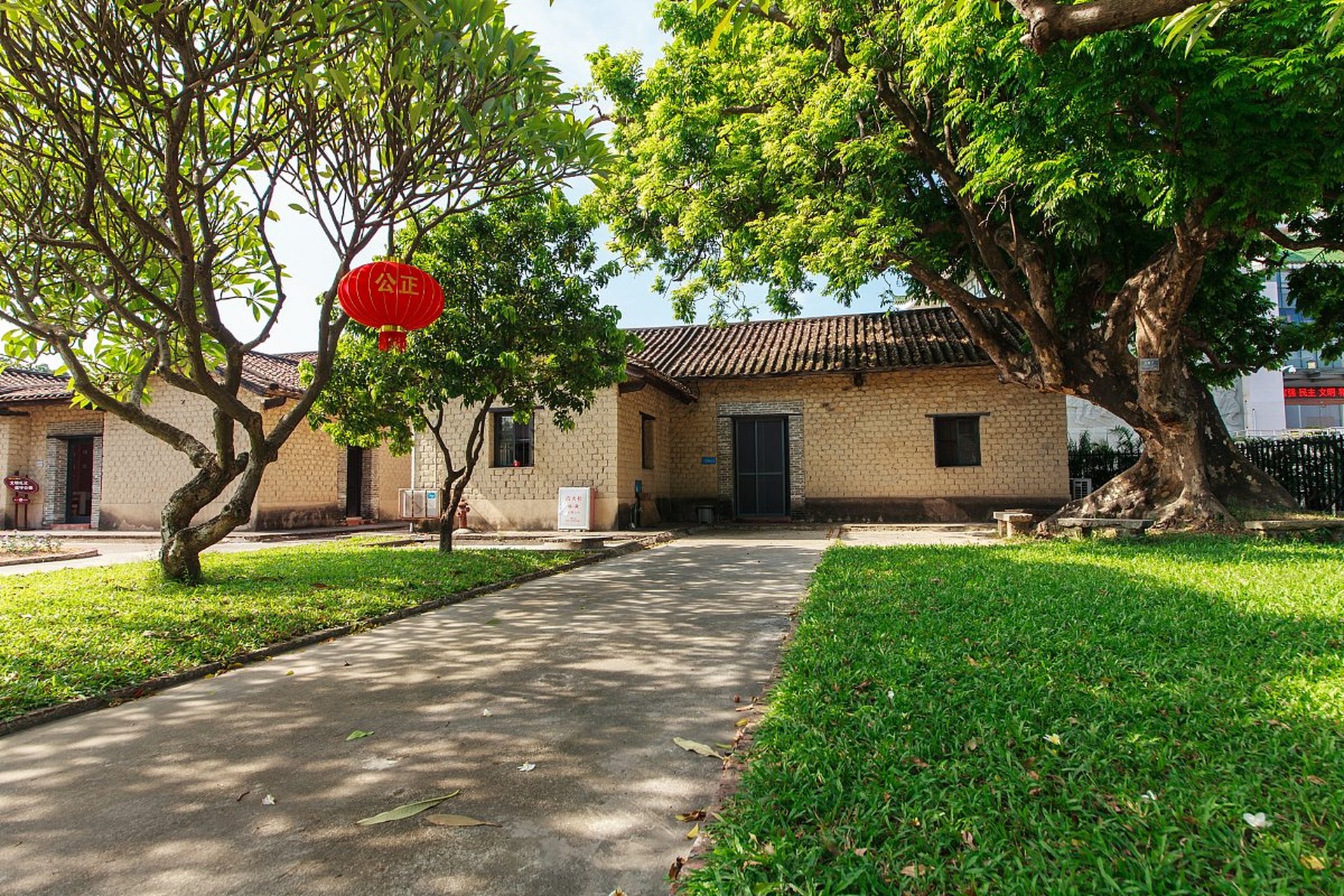 芙蓉度假区位于广州花都区北部,是一个受欢迎的旅游胜地.