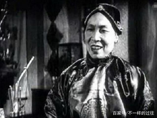 图中地主婆细长的脸颊,衣着华丽手拿烟袋,一张脸透露着凶狠刻薄刻薄