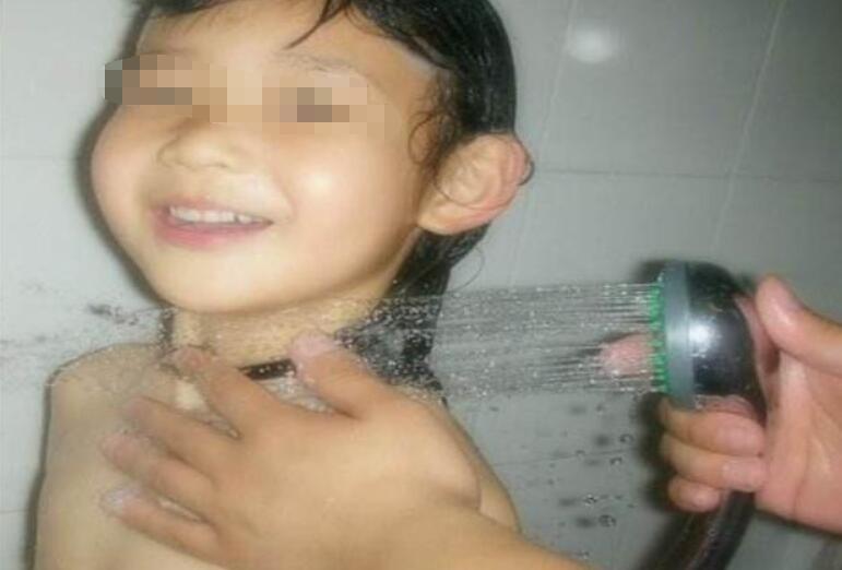 妈妈不在家,爸爸能不能给女儿洗澡?父女之间的"临界点"在哪?