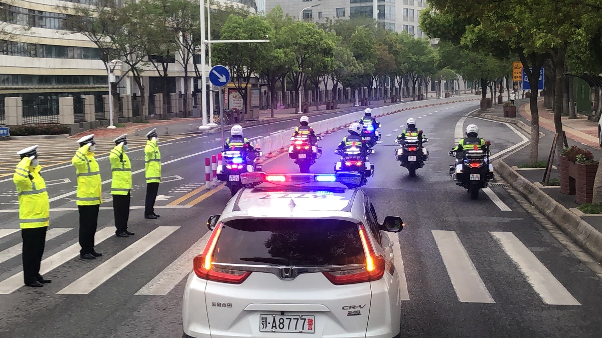 警车开道,十里相送!北京市援鄂医疗队启程离汉