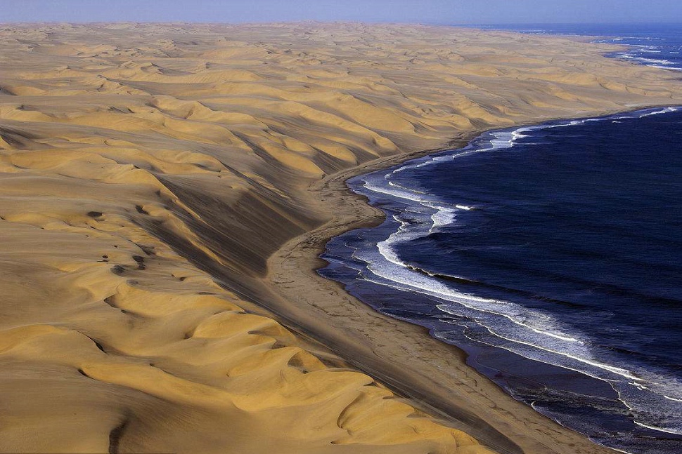 纳米比亚:一半沙漠,一半海水