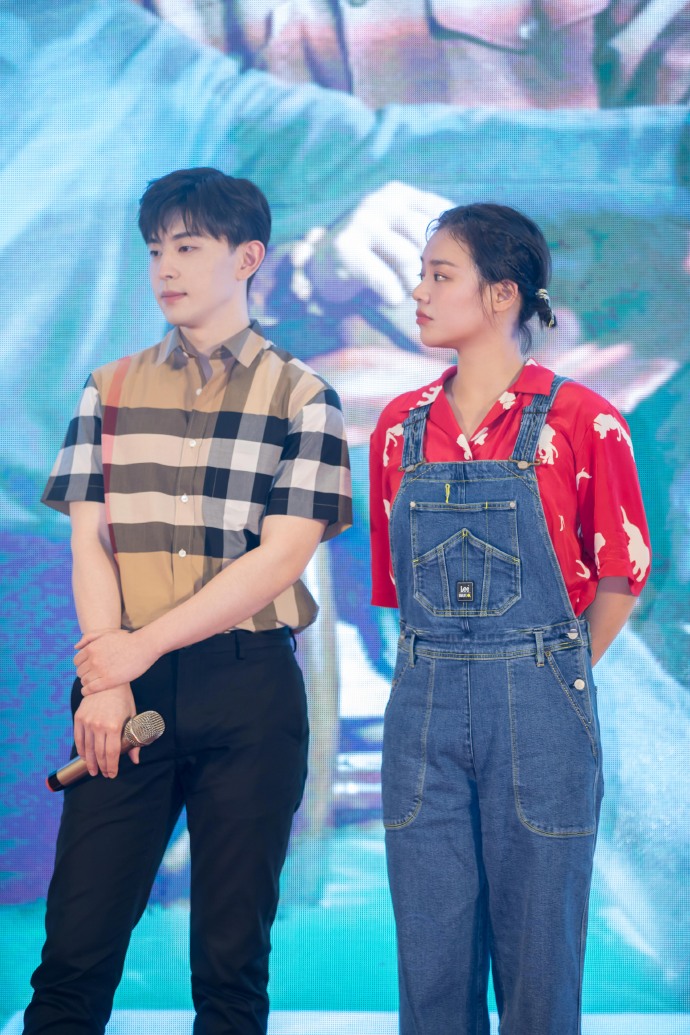 马思纯出席《加油你是最棒的》发布会,身穿牛仔背带裤减龄又可爱