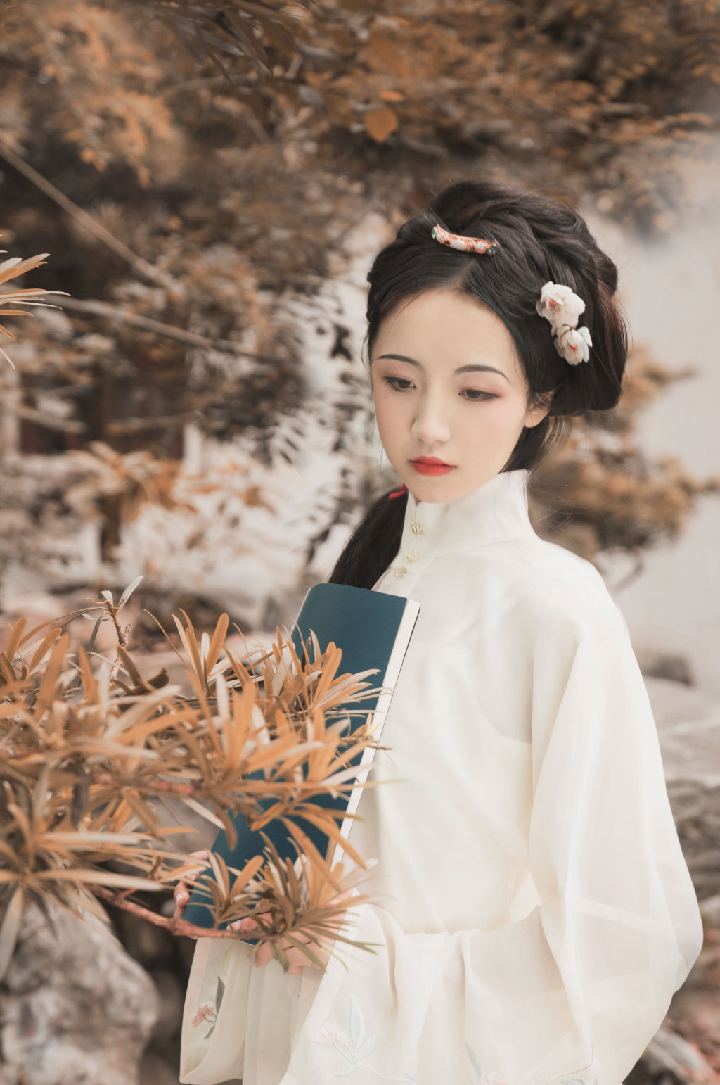 汉服古风:髻子伤春慵更梳,晚风庭院落梅初