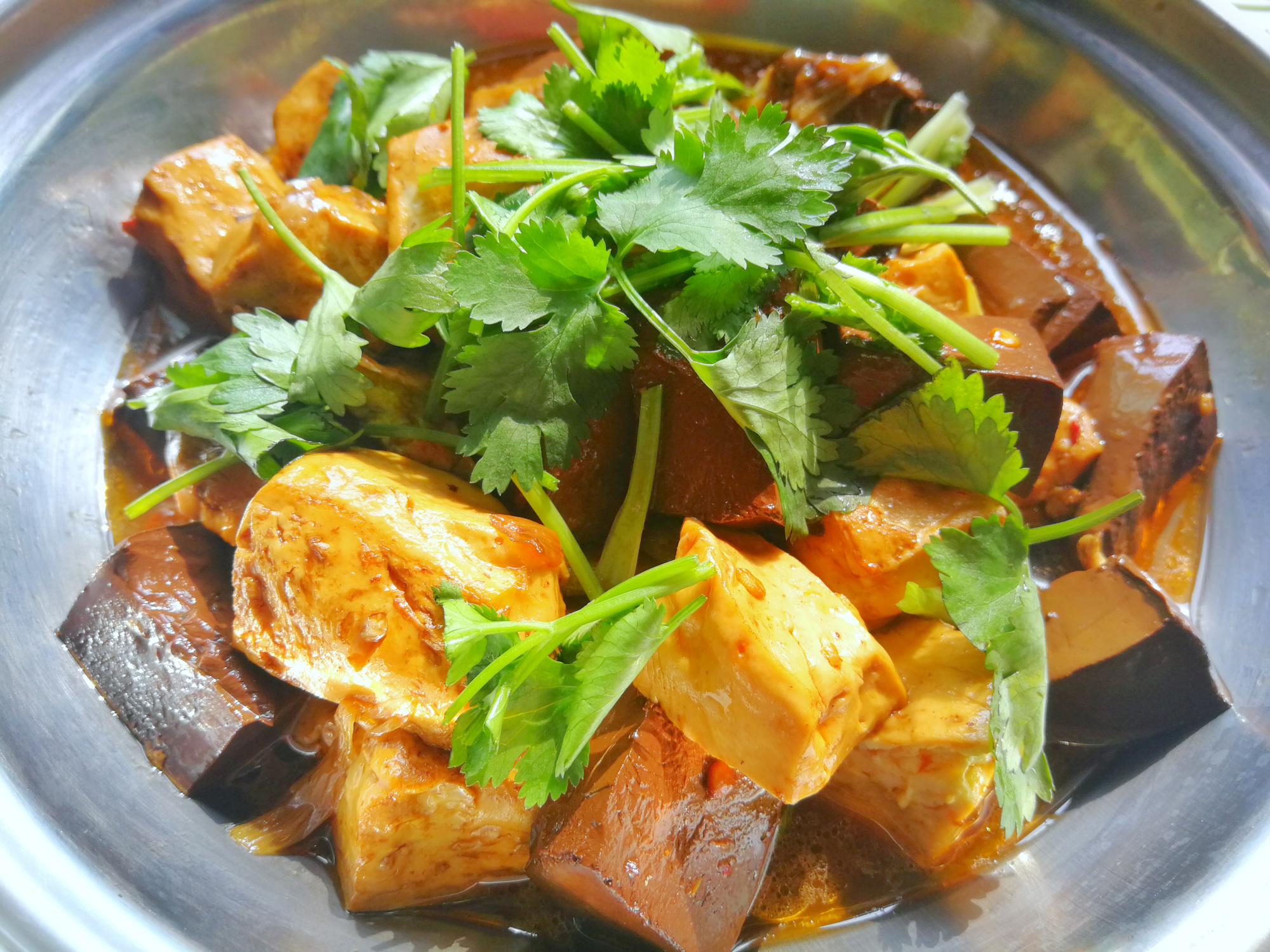 2块钱鸭血2块钱豆腐,入锅炖一炖,麻辣入味鲜香滑嫩,一锅不够吃