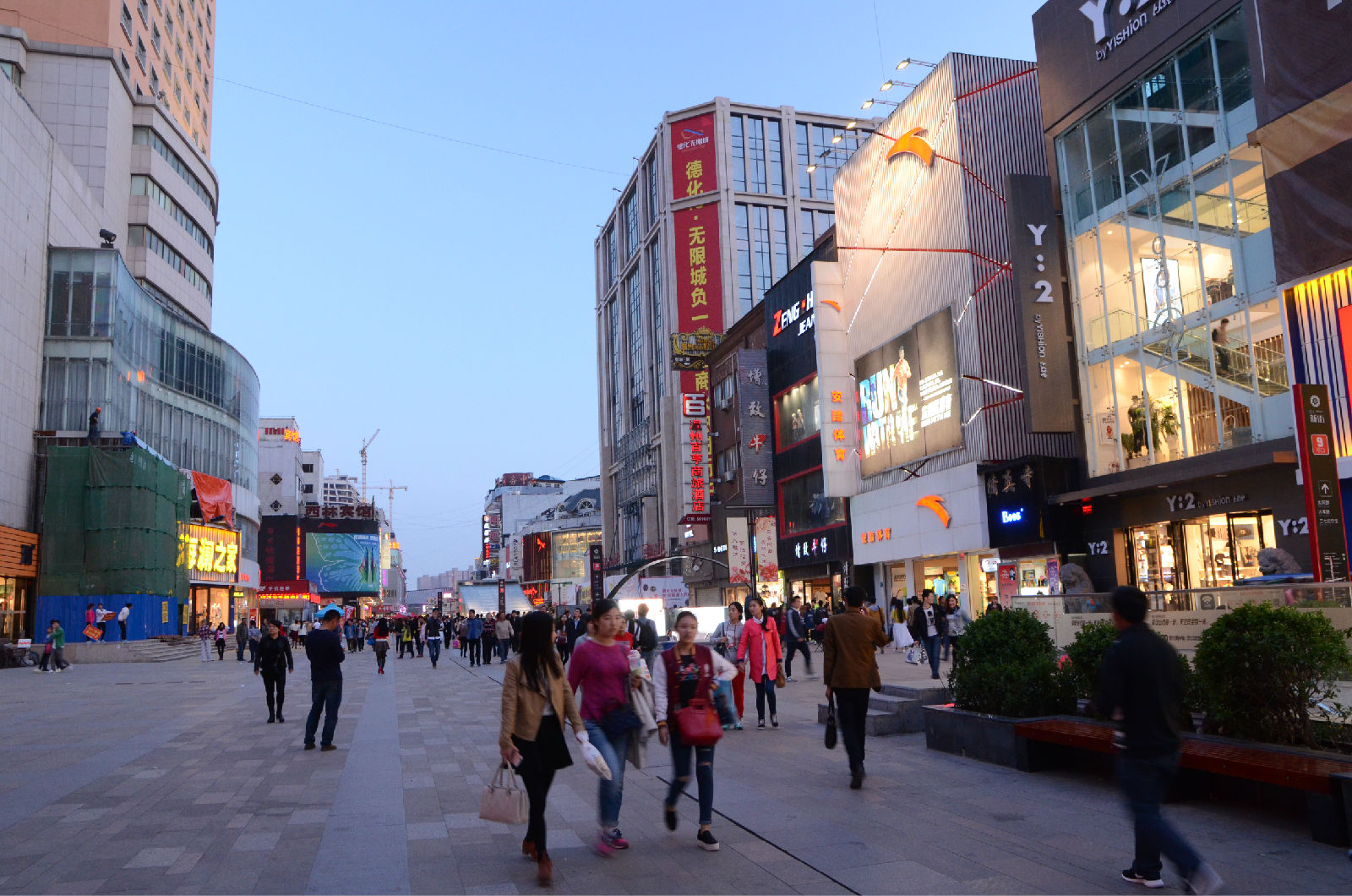 除了郑州二七广场,哈尔滨冰雪大世界,华灯璀璨的旅游休闲场所还有这些