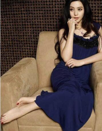 娱乐圈中女星光脚丫拍照,秀出不一样的风情