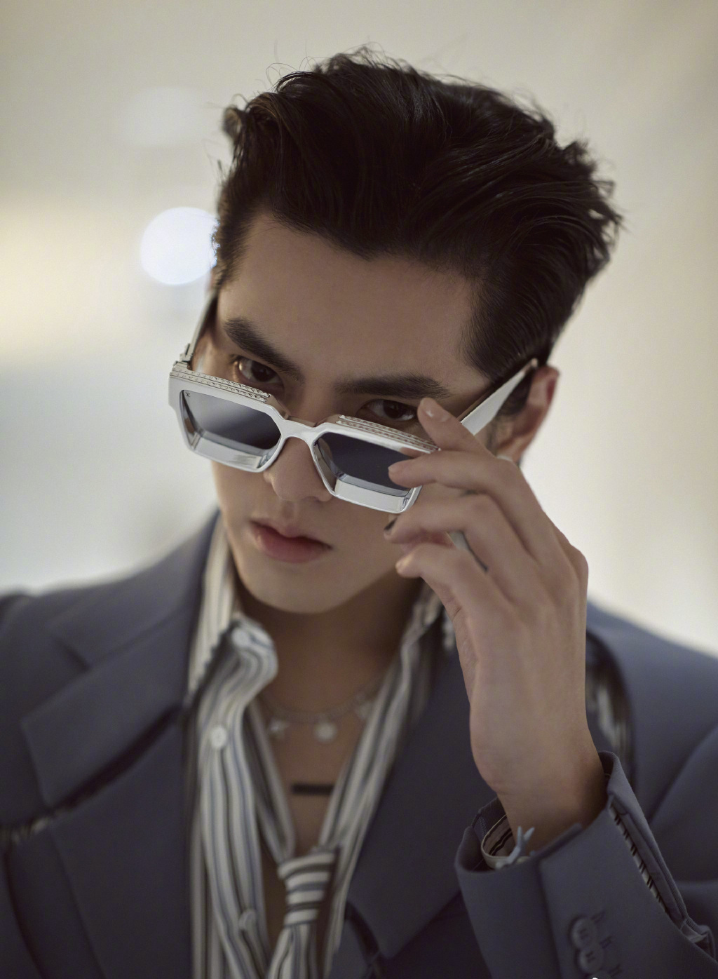 有一种时尚,叫2020年吴亦凡穿裂纹西服,虽然皮肤都暴露了还很帅