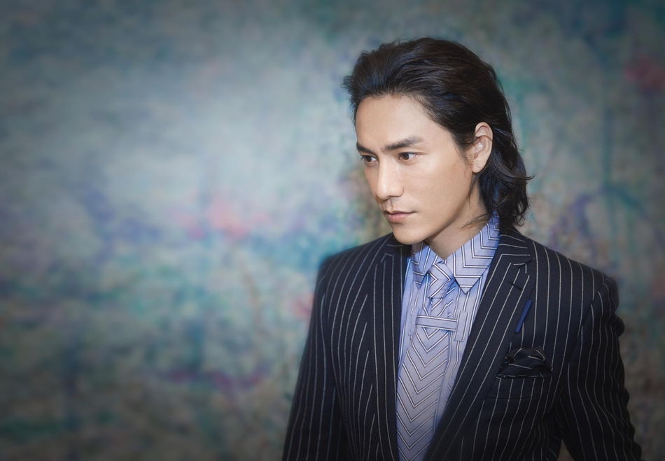 2018微博之夜红毯辣评:陈坤细条纹配中长发帅气绅士