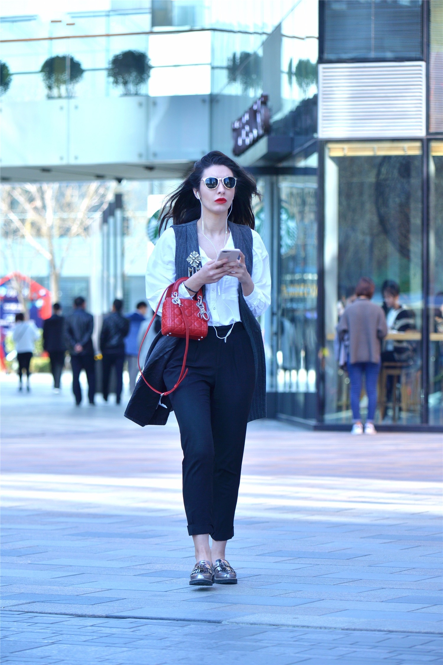 街拍:秋天是最好穿搭的季节,赶快跟着时尚姐姐们学起来吧!