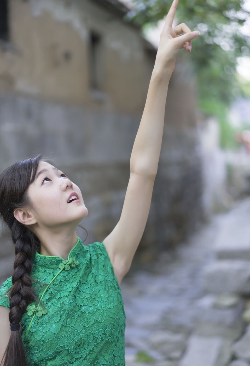 她在《因為遇見你》中飾演張雨欣的童年,如今出落成長腿小美女!