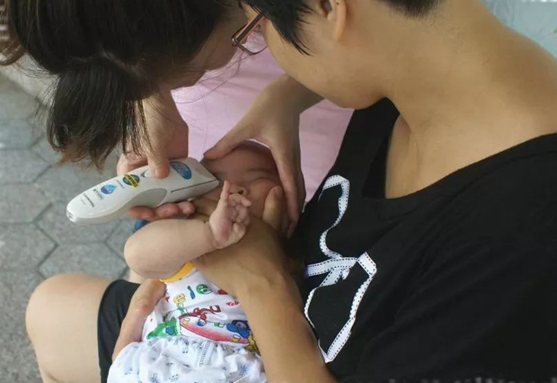 宝宝出生后"有眼无眉",奶奶说天生就这样,护士一语道出真相