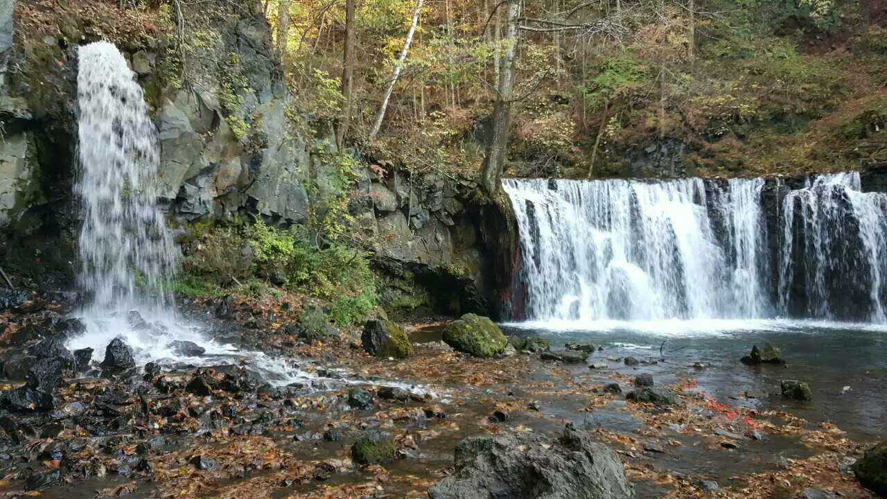 长春吊水壶瀑布,瀑布流水清澈见底,冬天水不封冰,夏日冰凉刺骨