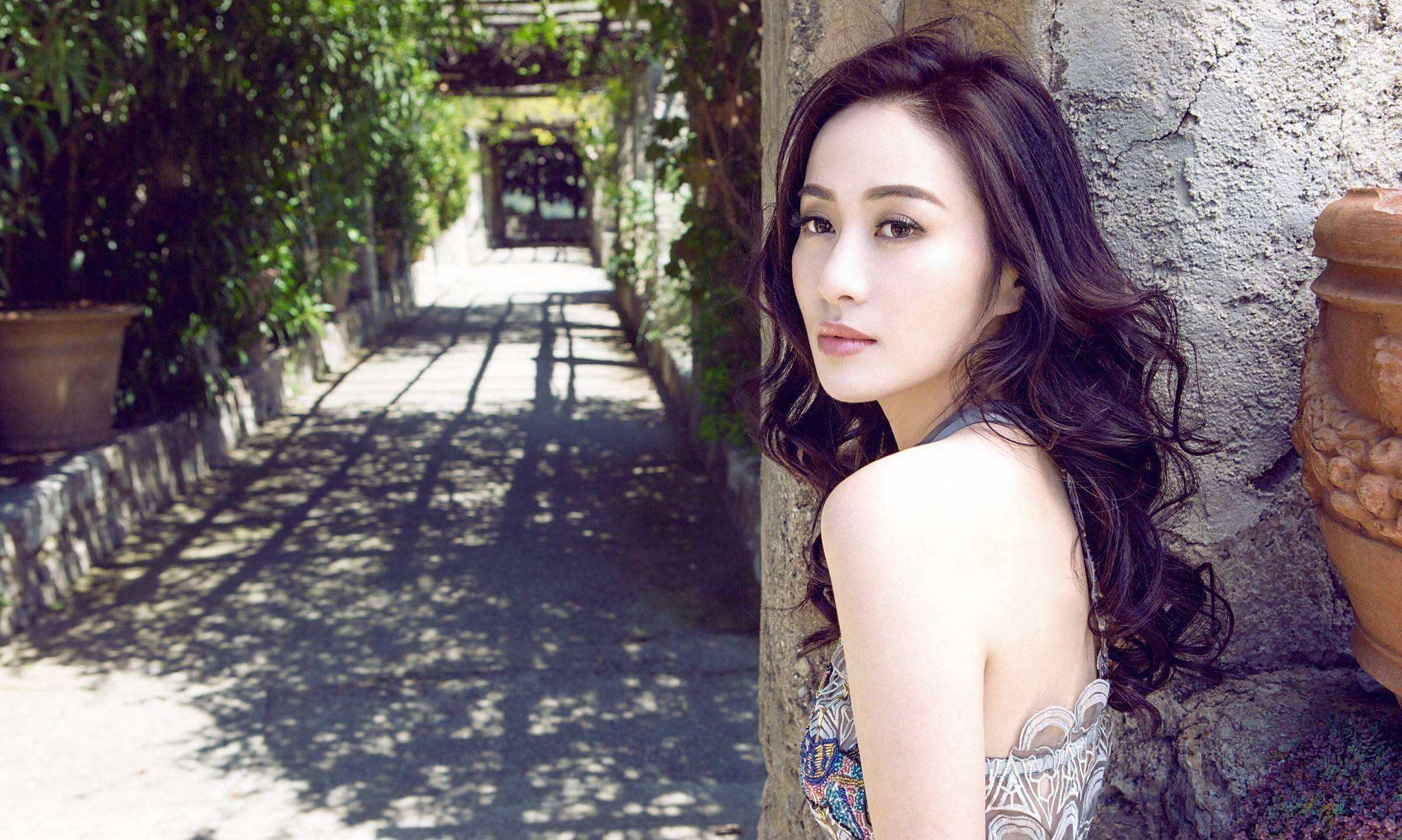 tvb花旦叶璇,身姿曼妙,红唇尽显魅惑,甜美笑容惹人大爱