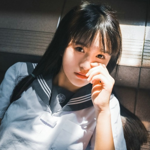 神情忧郁的娇嫩美少女,卖萌的样子很动人,很显清纯