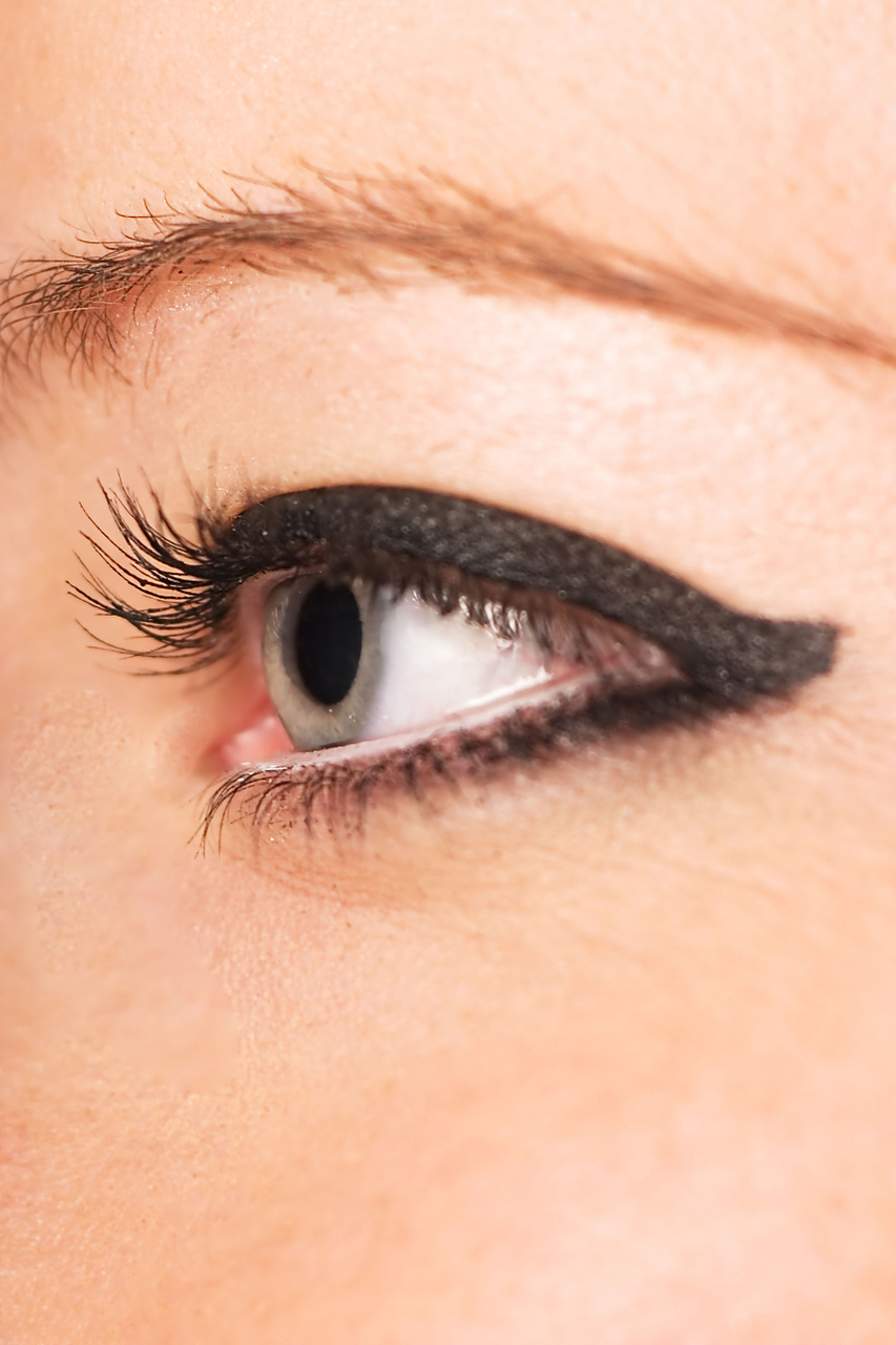 眼角睫毛倒长扎眼睛怎么办?