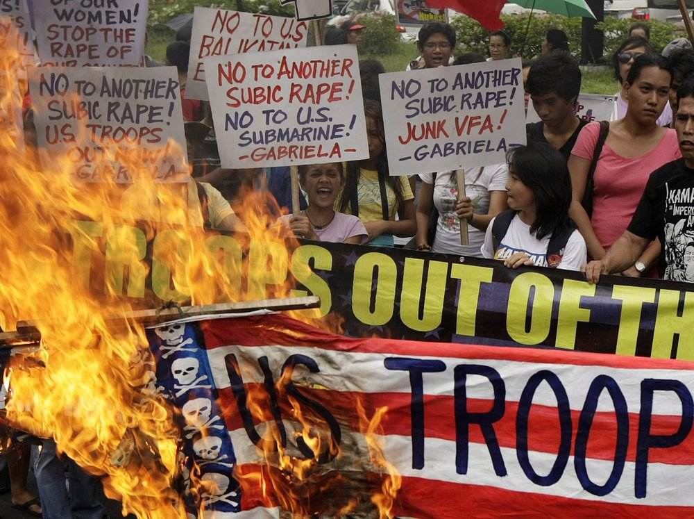 南美民众焚烧美国大使馆,"门罗主义"遭重创,美国人呼救没人理