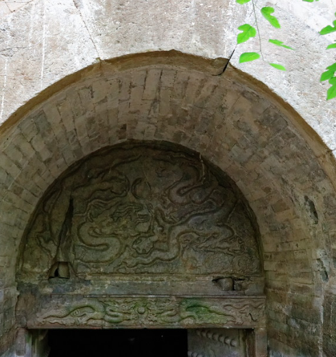 德庄王墓的墓门为拱券型,石结构,上有仿木结构石雕.