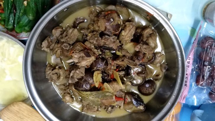 简单生活简单的家常,菜香菇焖鸭肉我们家一个月要吃几次
