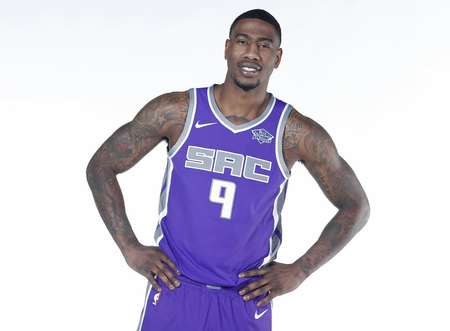 nba官方晒照祝福伊曼-香珀特28岁生日快乐