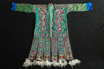 苗族百鸟衣,被誉为穿在身上的史诗,展现精湛的手艺和独特的审美