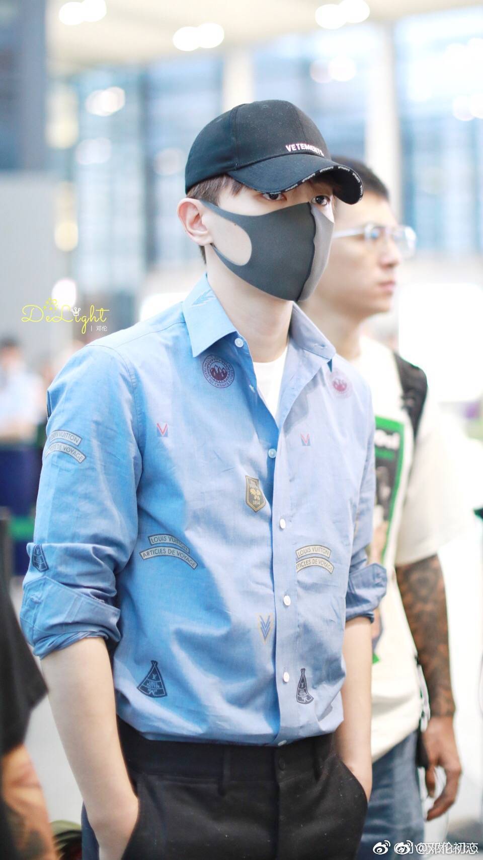 心动的感觉,邓伦8月12日机场照,完美身材走路带风大长腿迷人