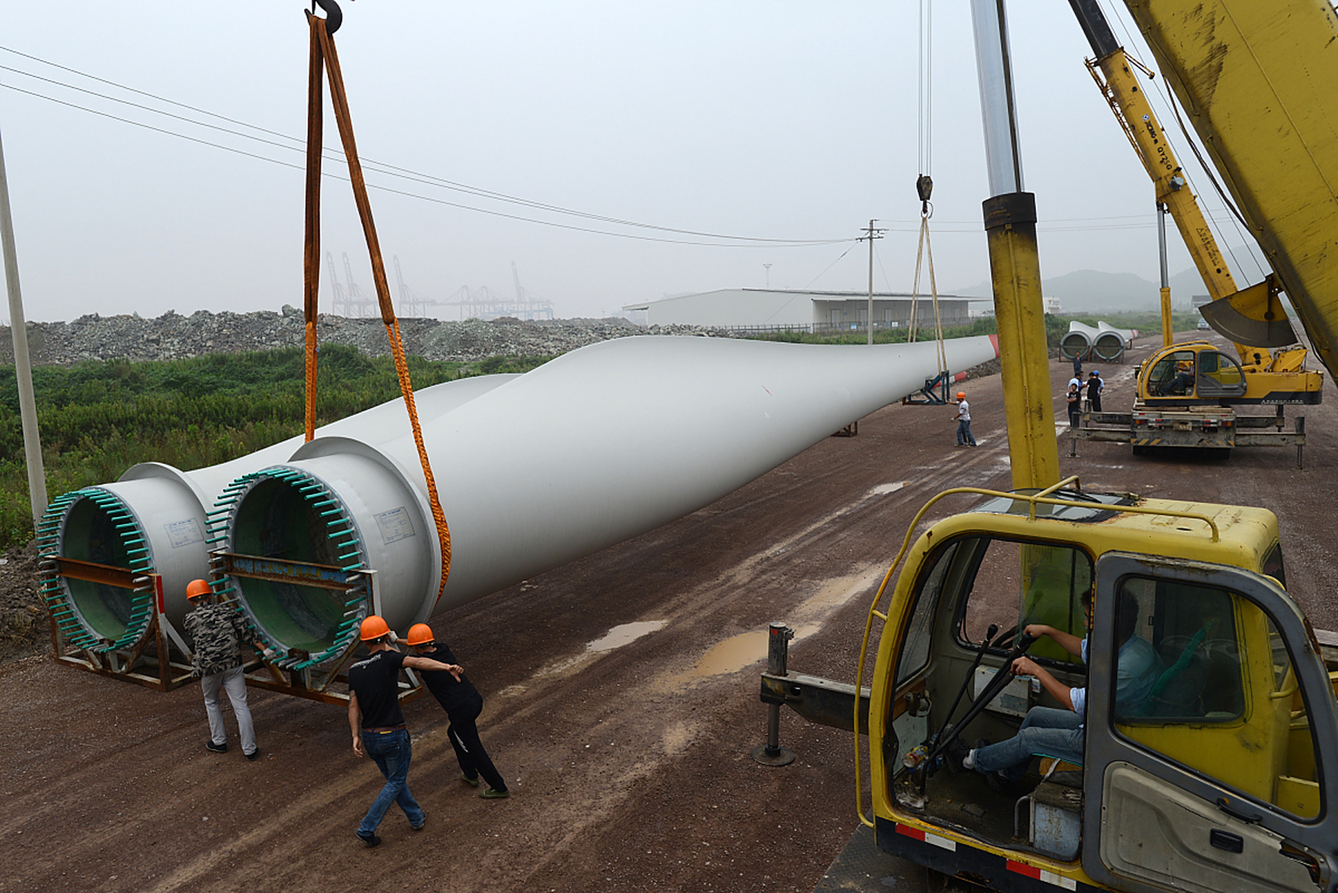 风电塔筒运输费用因多个因素而异,包括风电塔筒的尺寸和重量,运输距离