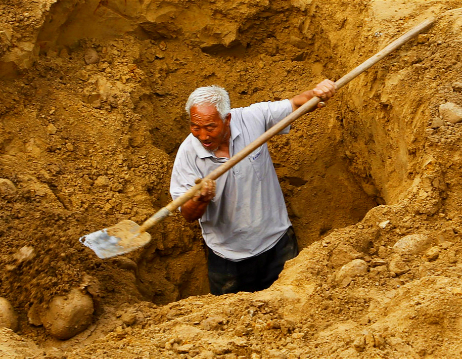 农民挖出一座古墓,国宝当废铁卖掉,专家无意发现,揭开