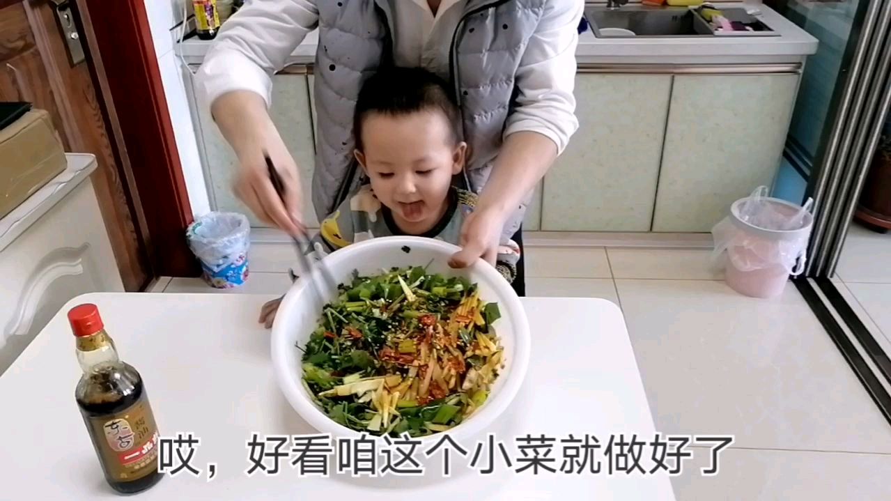 小伙分享凉拌腊菜疙瘩咸菜,清爽解腻,麻辣可口,你吃过么?