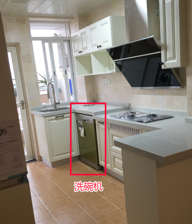 洗碗机现在慢慢普及起来了,其实洗碗机还是挺好用的,洗得又干净,关键