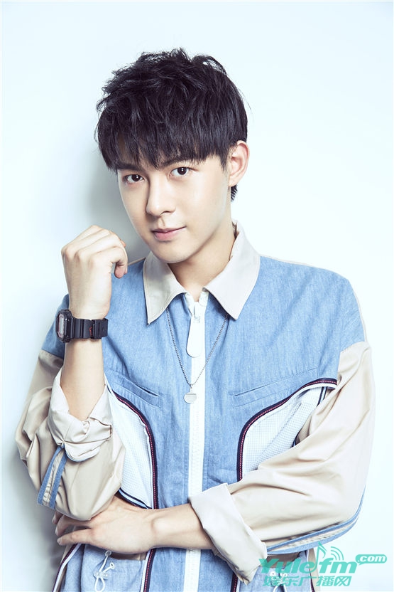 《追球》定档发布会 朱元冰自称"腰好"成现场气氛担当