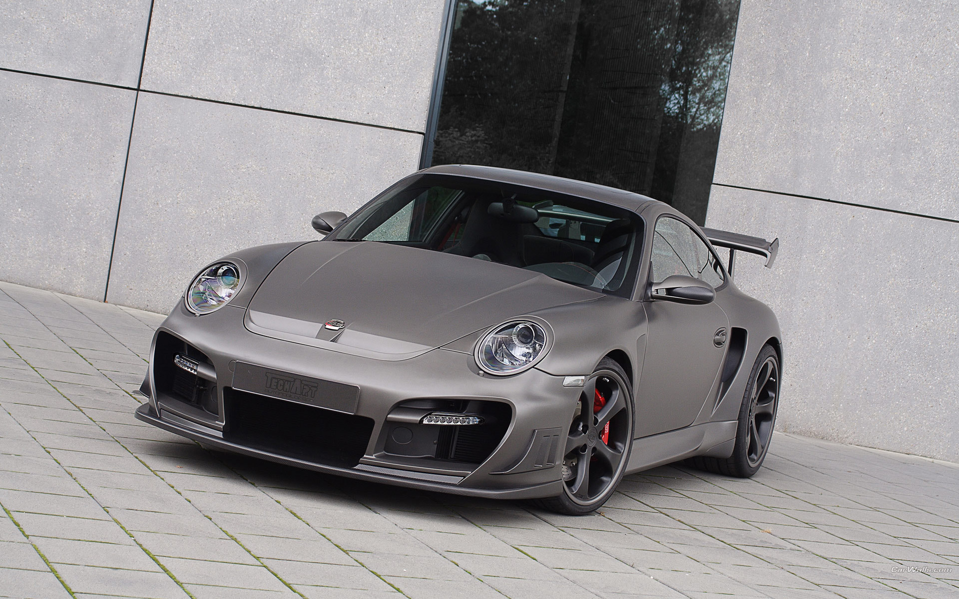 灰色保时捷911:有时候也会觉得稍微有点小,低速顺滑轻盈高速沉稳有