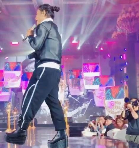 陈志朋穿10cm高跟台上欢唱 网友却觉得有点心酸