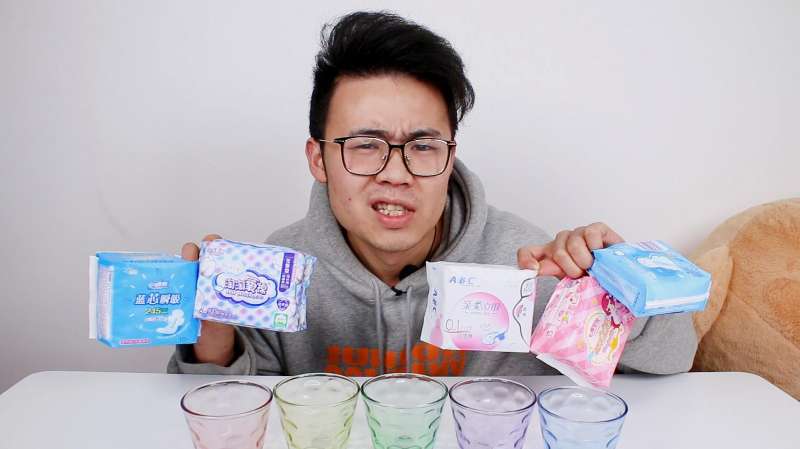 男子偷拿女友姨妈巾做实验，最后竟发现姨妈巾的秘密,搞笑趣味,恶搞趣玩,好看视频