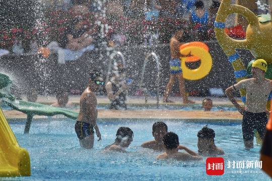 入伏第二天成都告别清凉 泳池开启"下饺子"模式