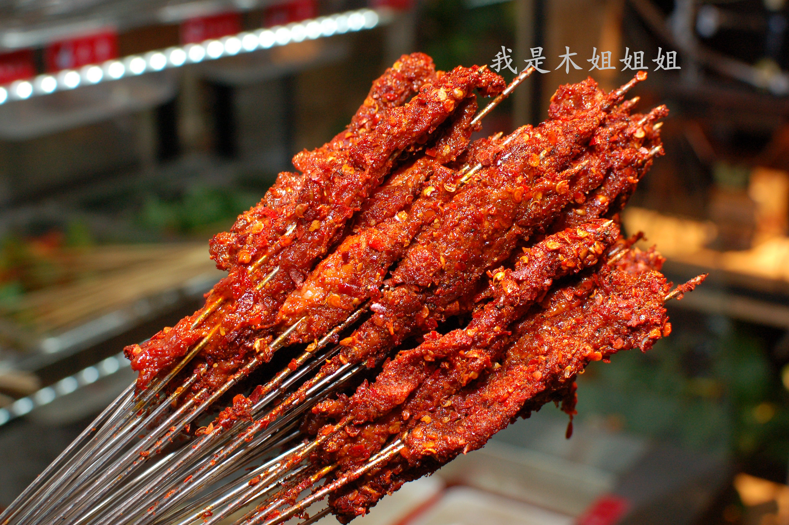 铁签子烤肉也能涮着吃?这家火锅串串店吃出夜市烧烤味