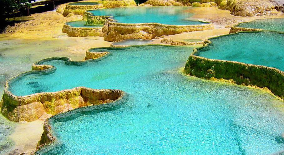 除了澳门渔人码头,阿坝九寨沟五彩池,阳光很好的知名旅游景点原来还有