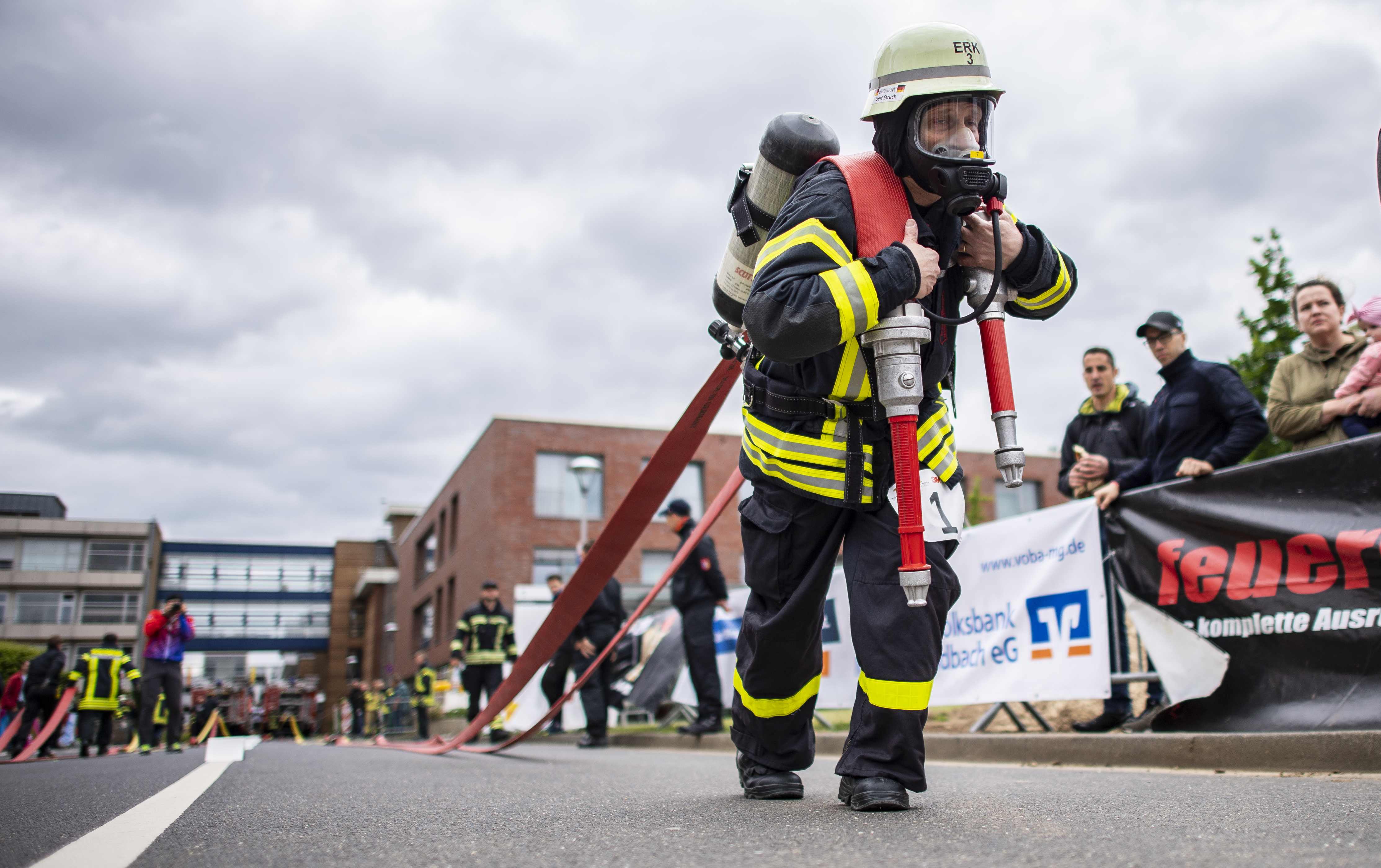 谁是世界上最坚强的消防员?300名欧洲消防员各显身手