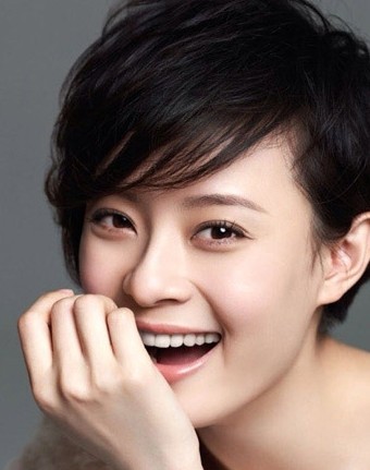 群演跪下做台阶,导演让孙俪登上去,孙俪的做法让人点赞