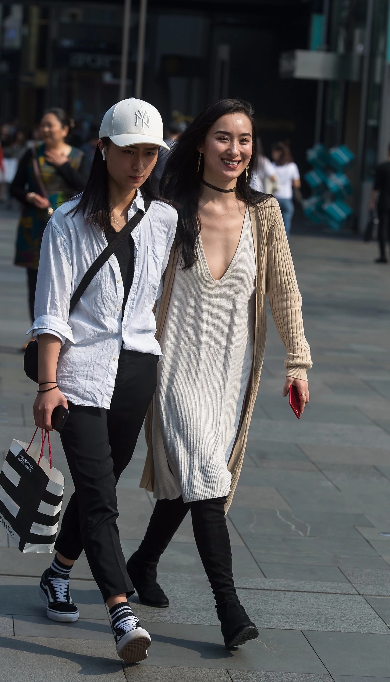 逛街的小姐姐小哥哥,穿搭时尚,样貌都很俊俏,让人