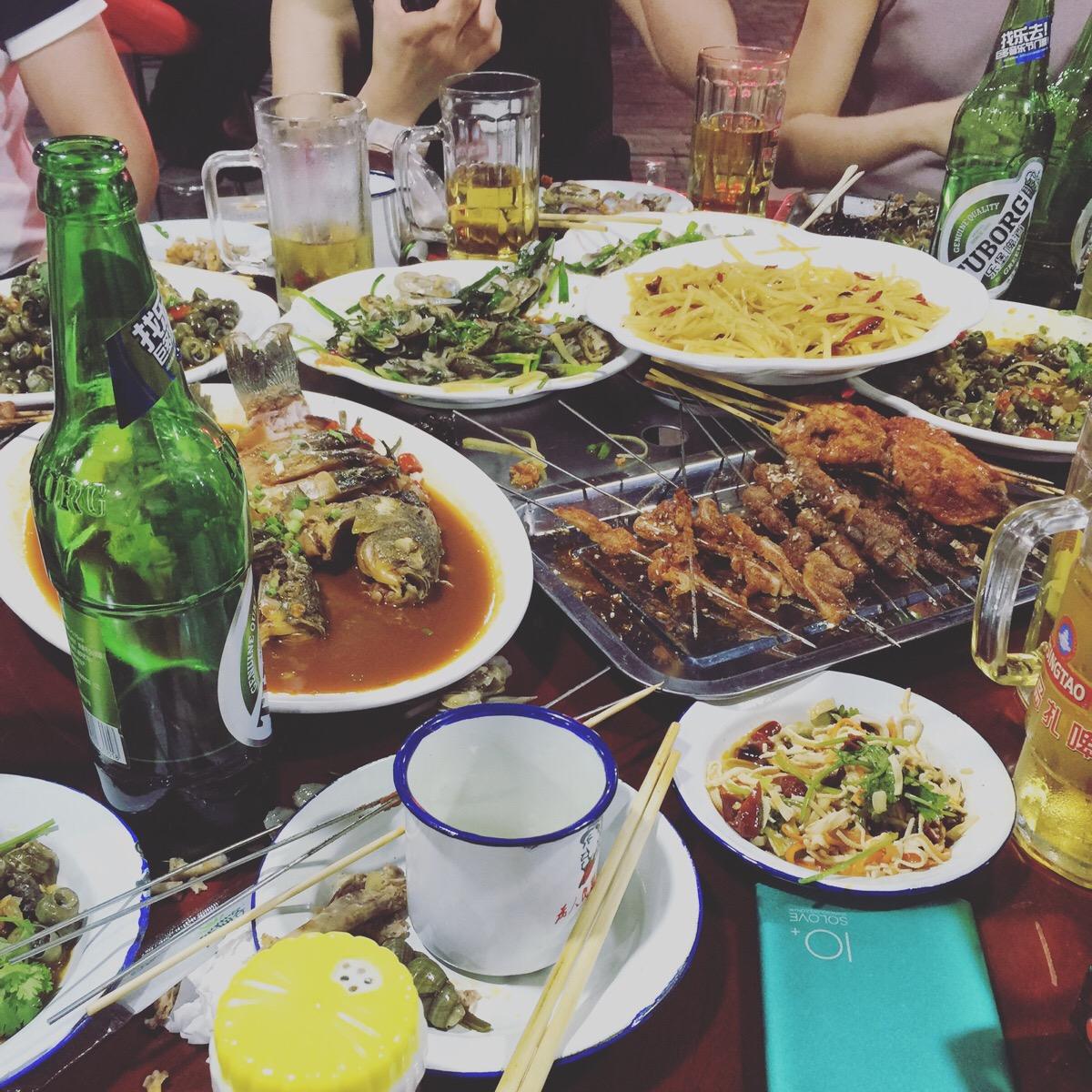 吃烧烤啤酒免费喝,很多人都以为占了大便宜,细想才知道"猫腻"