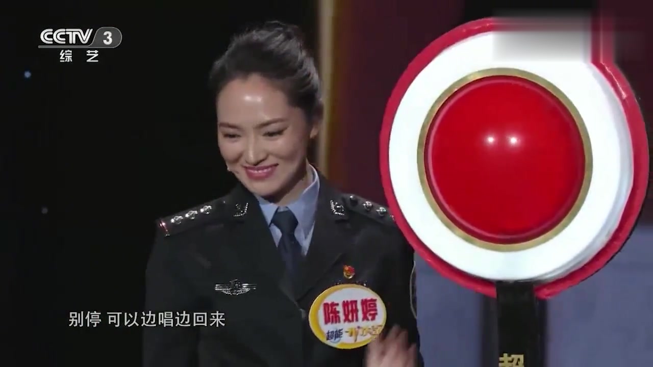 [图]开门大吉:貌美警花甜美笑容感染全场,第一扇门能否开门大吉?