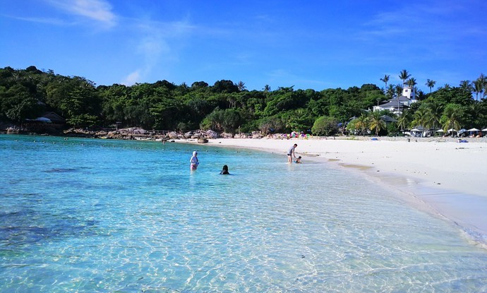 白沙滩是象岛最早开发的沙滩,各式餐厅林立在岸边!