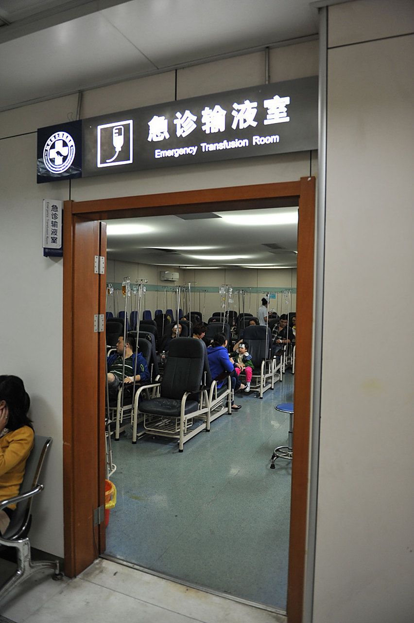 博主发"旅游挂急诊省钱过夜妙招",称三甲医院等大医院就是五星级酒店