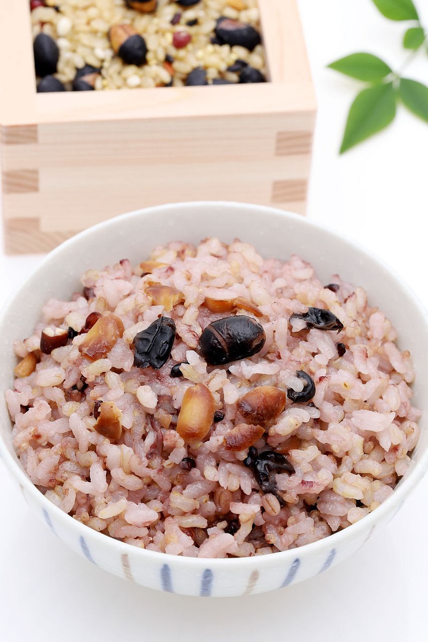 水果养生食谱之"紫米饭" 原料:紫米1000克,葡萄干50克,冰糖50克.