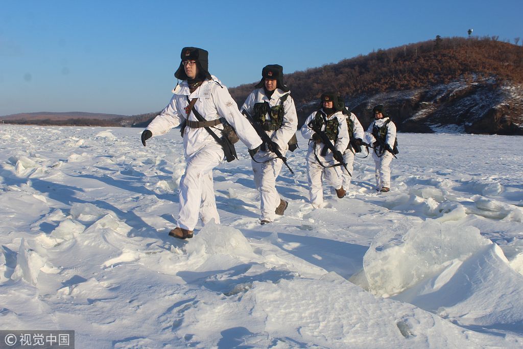 黑龙江北部战区边防某旅官兵踏冰层,迈雪窝巡逻执勤中俄界江