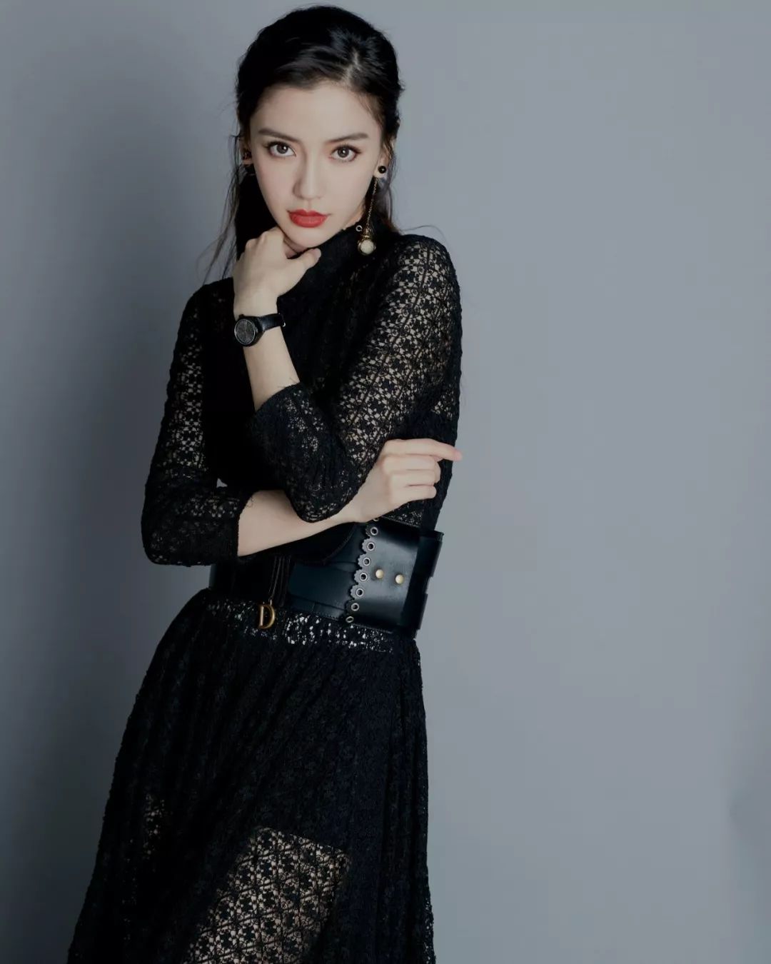 轻盈交迭的蕾丝 刺绣细节都独显巧思, 搭配皮革宽腰带 让腰曲线更为