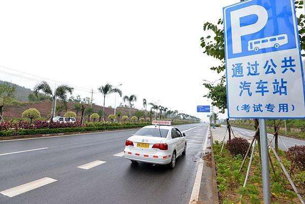 奔驰车在公交站牌故意加速,水溅诸多乘客,扣3分罚200元直喊冤!