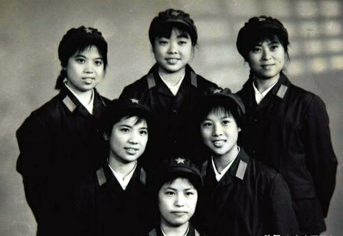 70.80年代中国女兵老照片,她们不爱红装爱武装,巾帼不让须眉