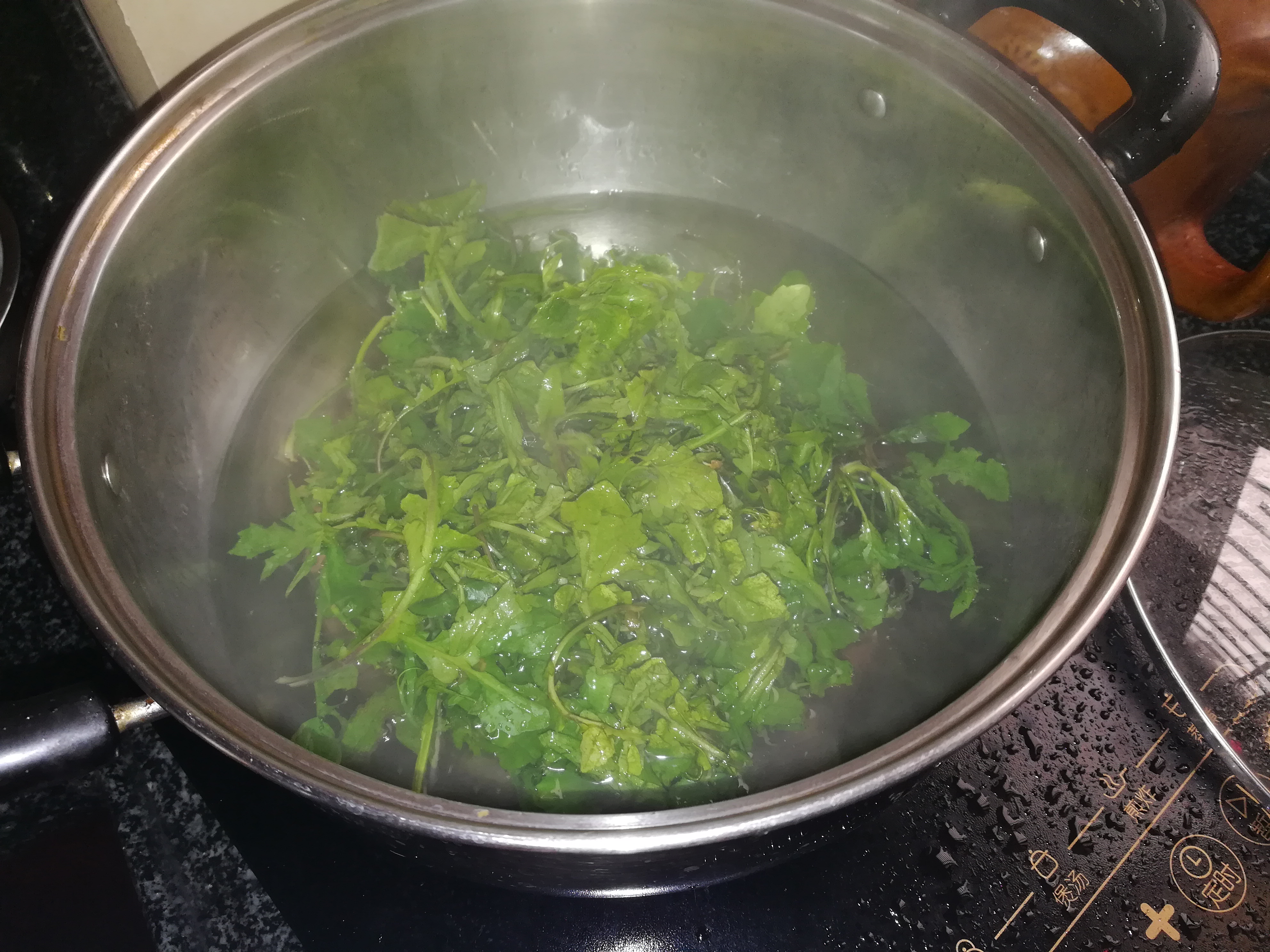 这种野菜农村随处可见,营养丰富,它不仅含钙高,还可以降血压呢